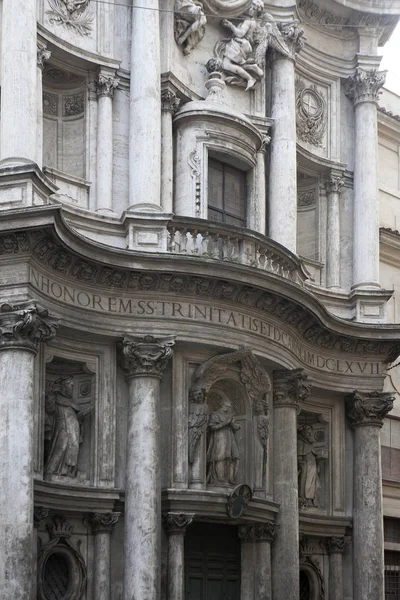 Antigua puerta de madera clásica en Roma, Italia . —  Fotos de Stock