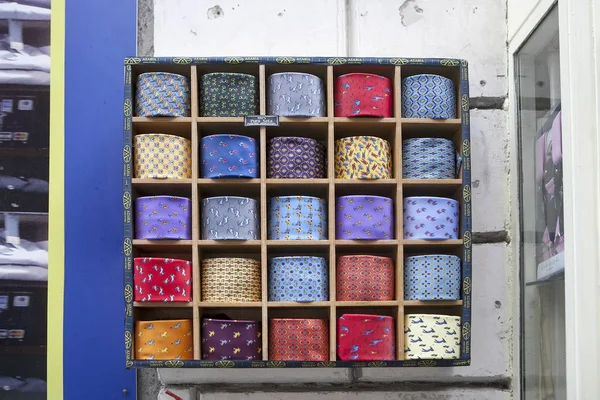 Flerfärgade band med ett mönster säljs i butiken — Stockfoto