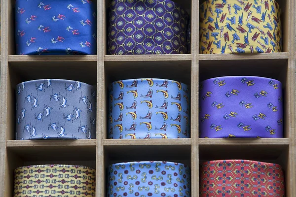 Multi-barevné kravaty se vzorem jsou prodávány v butiku — Stock fotografie