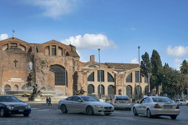 Fontana delle Naiadi e Basílica de Santa Maria degli Angeli e dei Martiri em Roma, Itália — Fotografia de Stock