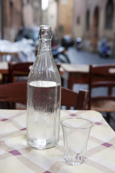 Das kostenlose kalte wasser im cafein rom italien — Stockfoto