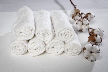 havlu el spa salonu ve Beyaz ahşap bir masa üzerinde bir pamuk şube için
