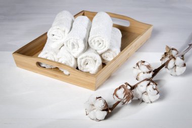 tepsi el spa salonu ve Beyaz ahşap bir masa üzerinde bir pamuk şube için bir havlu ile