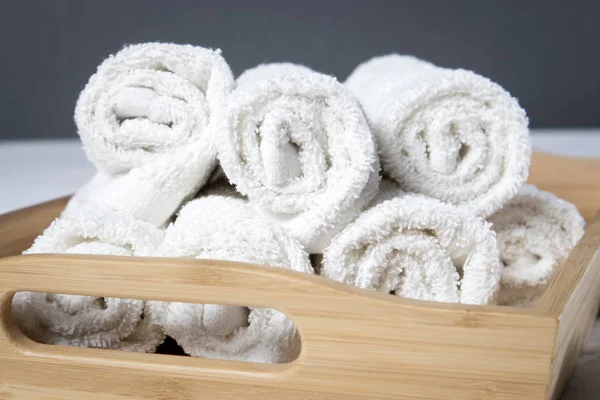 A pilha de toalhas de spa branco na bandeja isolada no fundo branco — Fotografia de Stock