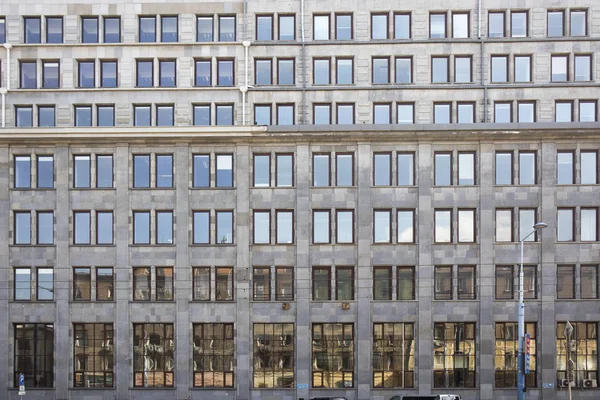 ワルシャワ、ポーランドの超高層ビルの windows の詳細. — ストック写真