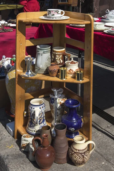 Straßenflohmarkt der alten Dinge und Antiquitäten in der Altstadt — Stockfoto