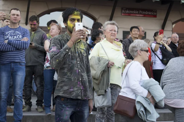 Menschen auf der zentralen Straße von Warschau. ältere Dame — Stockfoto