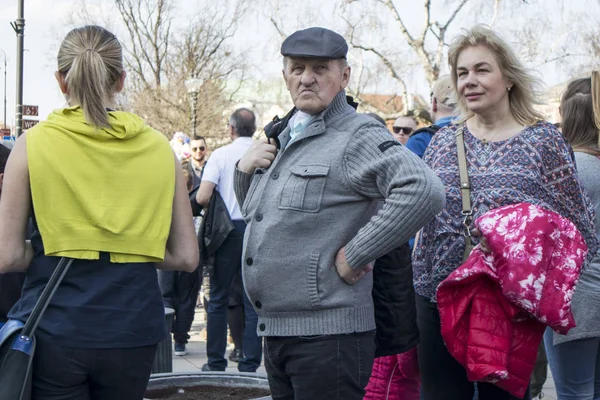 Gente en la calle central de Varsovia. Dama mayor. —  Fotos de Stock