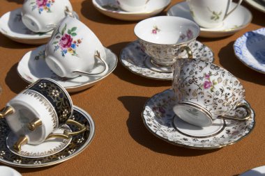 Eski şeyler ve antika eski bölgesinde sokak bit pazarı