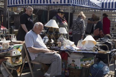 Eski şeyler ve antika eski bölgesinde sokak bit pazarı