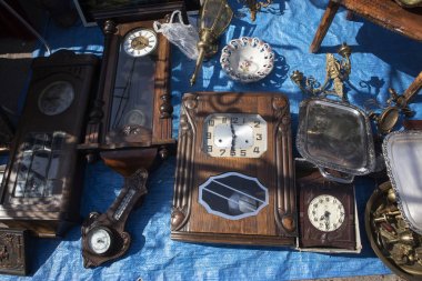 Eski şeyler ve antika eski bölgesinde sokak bit pazarı