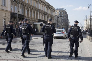 Varşova güvenlik insan yürüyüşü sırasında sokaklarda polis