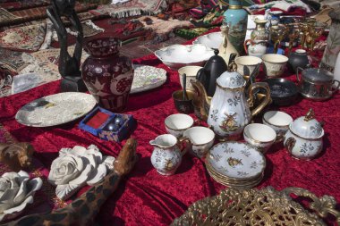 Eski şeyler ve antika eski bölgesinde sokak bit pazarı