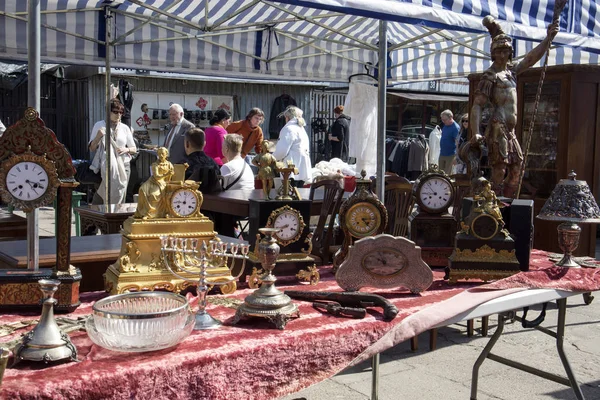 Straßenflohmarkt der alten Dinge und Antiquitäten in der Altstadt — Stockfoto