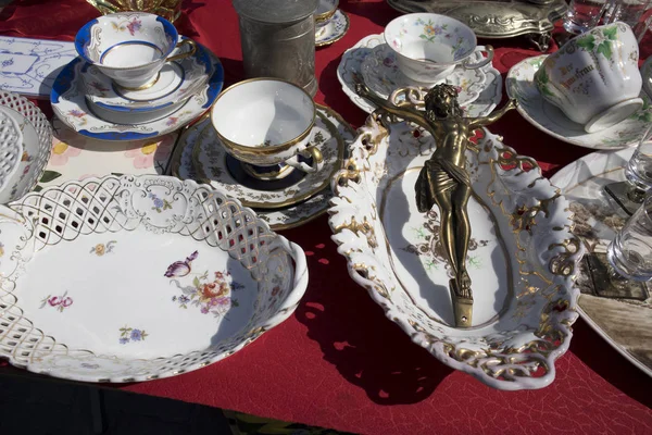 Marché aux puces de rue de choses anciennes et d'antiquités dans le vieux quartier — Photo