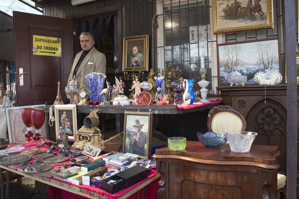 Marché aux puces de rue de choses anciennes et d'antiquités dans le vieux quartier — Photo