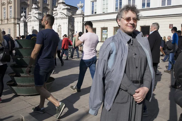 Gente en la calle central de Varsovia —  Fotos de Stock