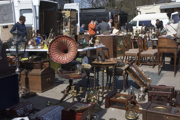 Mercadillo callejero de antigüedades y antigüedades en el casco antiguo —  Fotos de Stock