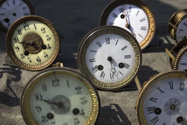 Mercato delle pulci di strada di cose vecchie e oggetti d'antiquariato nel centro storico — Foto Stock