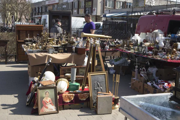 旧区旧物和古董的街蚤市场 — 图库照片