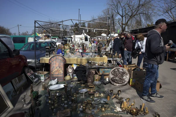 Marché aux puces de rue de choses anciennes et d'antiquités dans le vieux quartier — Photo