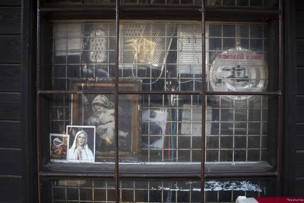 Mercadillo callejero de antigüedades y antigüedades en el casco antiguo —  Fotos de Stock