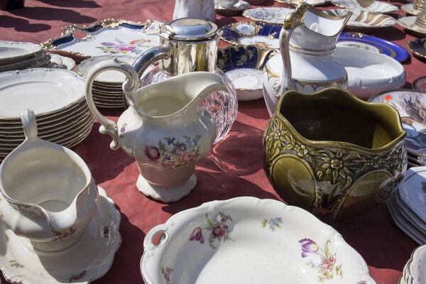 Уличная блошиный рынок старых вещей и антиквариата в старом районе
