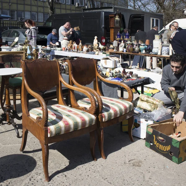 Mercadillo callejero de antigüedades y antigüedades en el casco antiguo —  Fotos de Stock