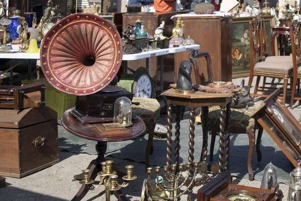 Mercado de pulgas de rua de coisas velhas e antiguidades no antigo distrito — Fotografia de Stock