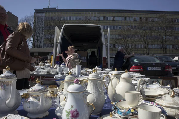 Street flea market of old things and antiques in the old district — Stock Photo, Image