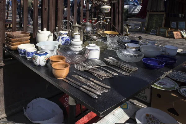 Street flea market of old things and antiques in the old district — Stock Photo, Image