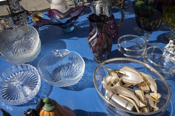 Marché aux puces de rue de choses anciennes et d'antiquités dans le vieux quartier — Photo