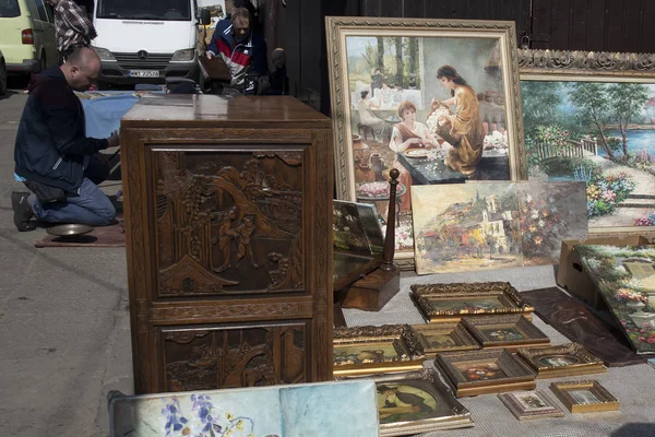 Straat rommelmarkt oude dingen en antiquiteiten in de oude wijk — Stockfoto