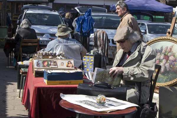 Marché aux puces de rue de choses anciennes et d'antiquités dans le vieux quartier — Photo