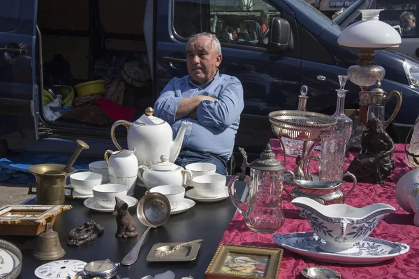 Street loppemarked af gamle ting og antikviteter i det gamle distrikt - Stock-foto