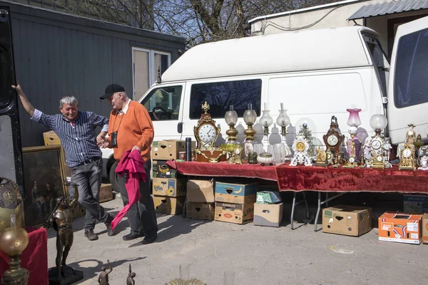 Street loppemarked af gamle ting og antikviteter i det gamle distrikt - Stock-foto