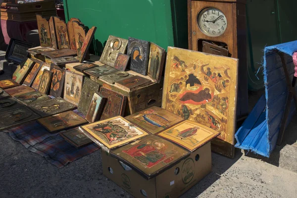 Mercado de pulgas de rua de coisas velhas e antiguidades no antigo distrito — Fotografia de Stock