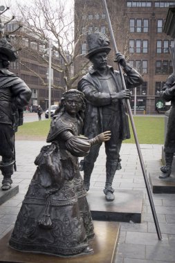 Rembrandt heykelin üzerine Rembrandtplein - ikisinin de ünlü ressam Rembrandt van Rijn sonra Rembrandt Meydanı adı