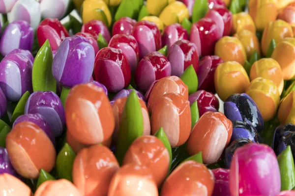 Suvenýry v Bloemenmarkt - plovoucí květinový trh na kanálu Singel. Amsterdam. Nizozemsko — Stock fotografie