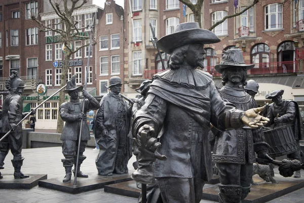 Rembrandt standbeeld op het Rembrandtplein - Rembrandtplein beide vernoemd naar de beroemde schilder Rembrandt van Rijn — Stockfoto