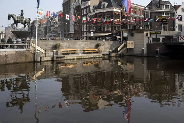 Rondvaart Kooij Amsterdam gebouw. Een rondvaart of boottocht is een attractie waar u nemen een boot tour langs verschillende bezienswaardigheden in een stad. — Stockfoto