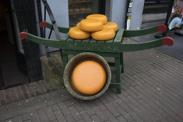 荷兰奶酪在阿尔克马尔的街头集市上。荷兰 — 图库照片