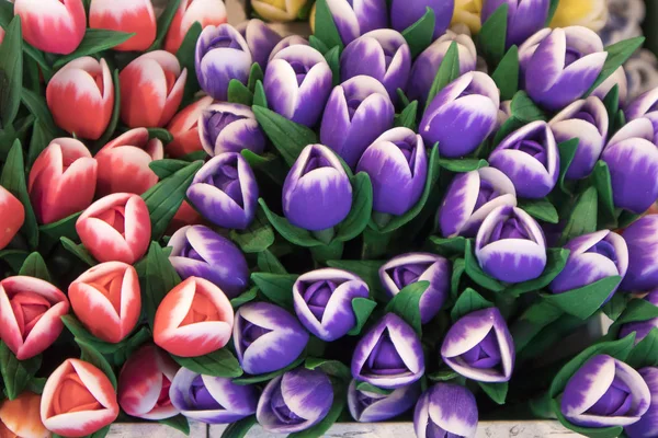 Сувениры в Блумене - плавучий цветочный рынок на канале Сингел. Амстердам. Нидерланды — стоковое фото