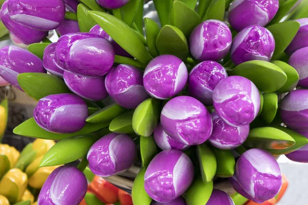 I souvenir a Bloemenmarkt - mercato dei fiori galleggiante sul canale Singel. Amsterdam. Paesi Bassi — Foto Stock