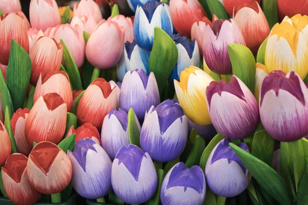 I souvenir a Bloemenmarkt - mercato dei fiori galleggiante sul canale Singel. Amsterdam. Paesi Bassi — Foto Stock