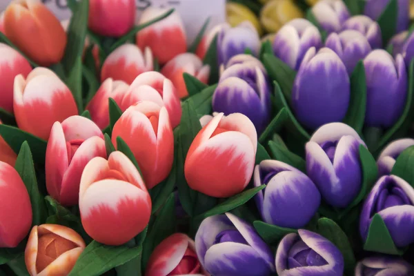 I souvenir a Bloemenmarkt - mercato dei fiori galleggiante sul canale Singel. Amsterdam. Paesi Bassi — Foto Stock