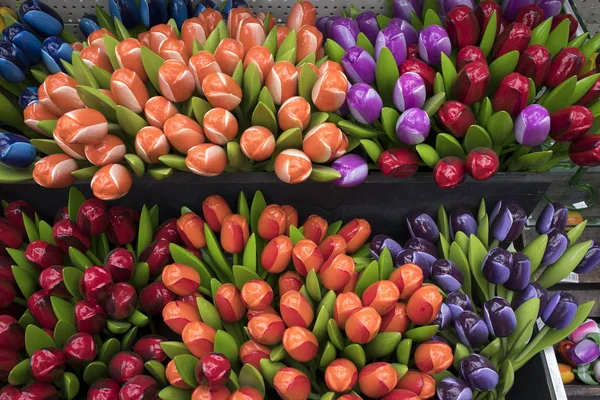 I souvenir a Bloemenmarkt - mercato dei fiori galleggiante sul canale Singel. Amsterdam. Paesi Bassi — Foto Stock