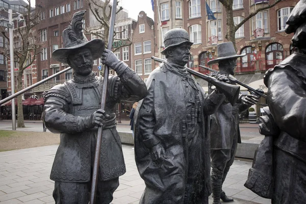 Rembrandt standbeeld op het Rembrandtplein - Rembrandtplein beide vernoemd naar de beroemde schilder Rembrandt van Rijn — Stockfoto