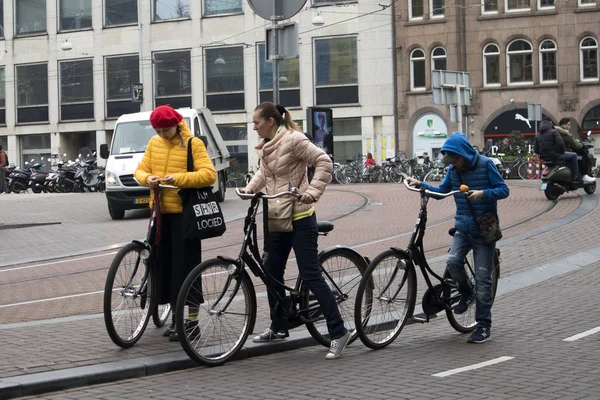 Veel mensen die het berijden van fietsen in een noordelijke stad van Europa — Stockfoto