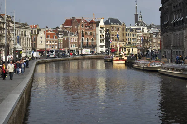 Rondvaart Kooij Amsterdam gebouw. Een rondvaart of boottocht is een attractie waar u nemen een boot tour langs verschillende bezienswaardigheden in een stad. — Stockfoto